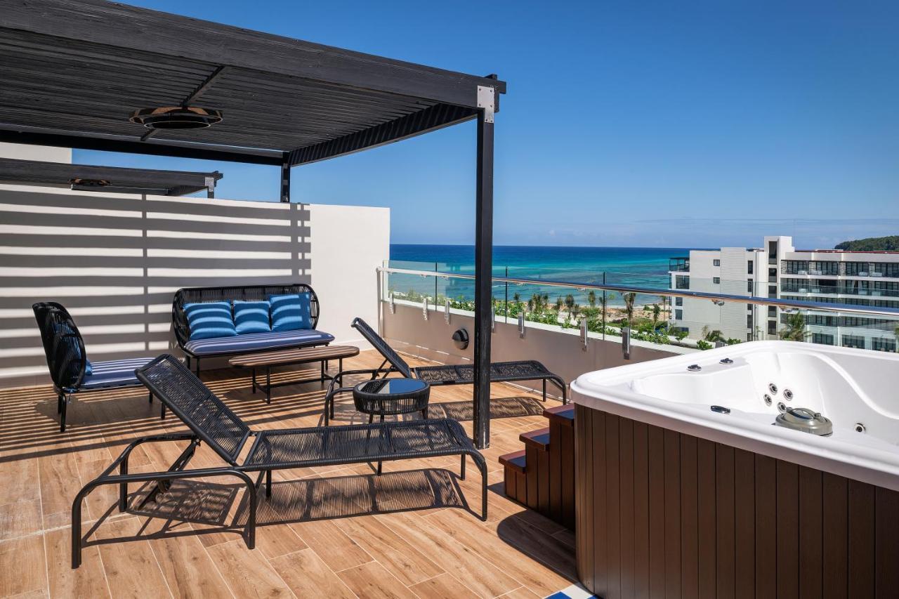 Ocean Eden Bay (Adults Only) Otel Spring Rises Dış mekan fotoğraf Rooftop at the Hilton Playa del Carmen